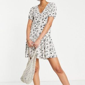 A TOPSHOP dress I’ve never worn. Brand new. Floral print. Size 8 long